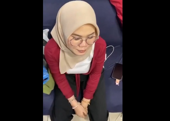 Jilbab Kacamata Suka Sepong