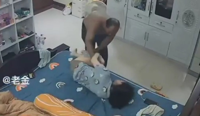 CCTV Chinese Dipaksa Ayah Tiri Botak Gendut